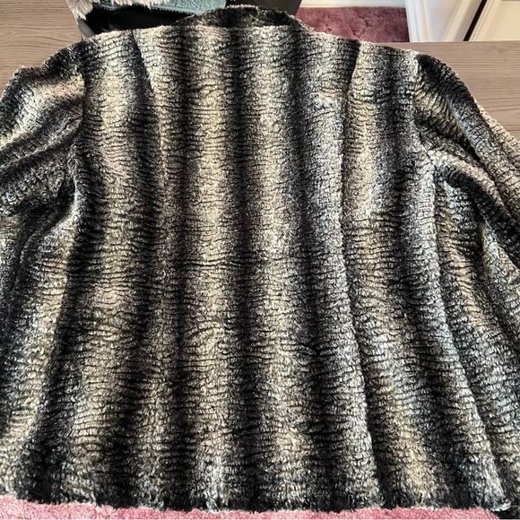 LIKE new coat🖤 - Picture 5 of 7